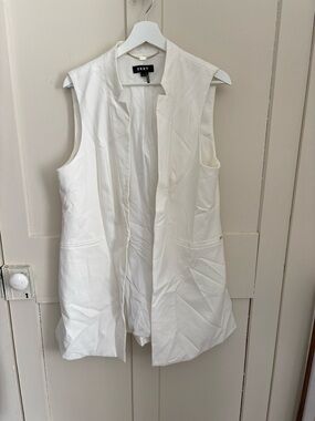 Sleeveless DKNY white blazer